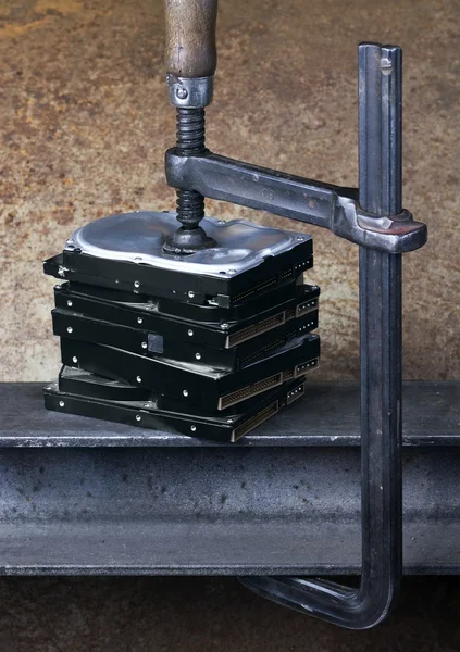 Abrazadera de tornillo pesada que da presión a varios discos duros — Foto de Stock
