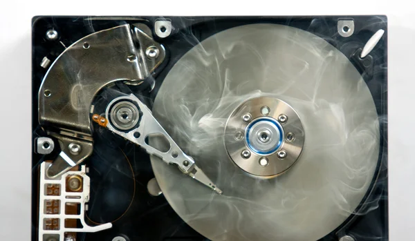 Sabit disk sürücüsü ile duman — Stok fotoğraf
