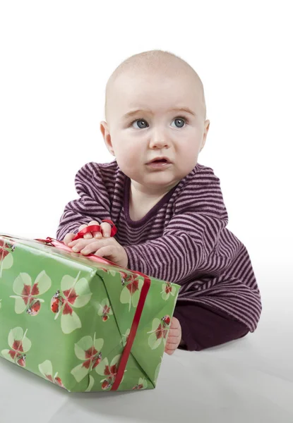 Genç bebek hediye ile — Stok fotoğraf