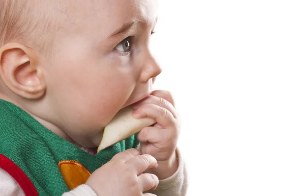 婴儿坐，吃一个苹果 — 图库照片