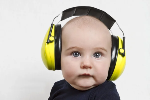 Дитина з захистом вуха — стокове фото