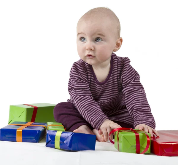 Bambino giovane disimballaggio regali — Foto Stock