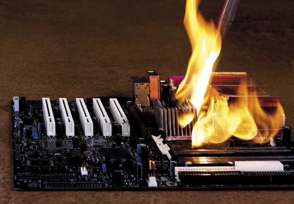 Flammen auf Elektronik — Stockfoto