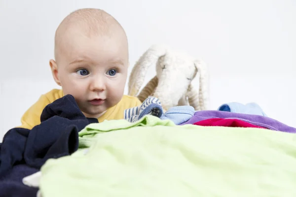 Молода клітка з пранням та іграшкою — стокове фото