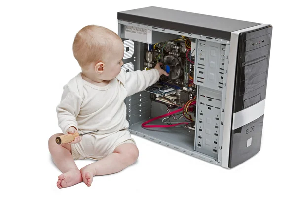 Маленький ребенок, работающий на открытом компьютере — стоковое фото