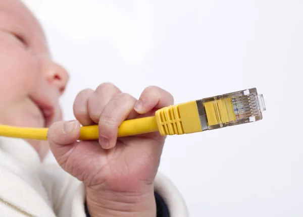 Dítě drží síťový kabel — Stock fotografie