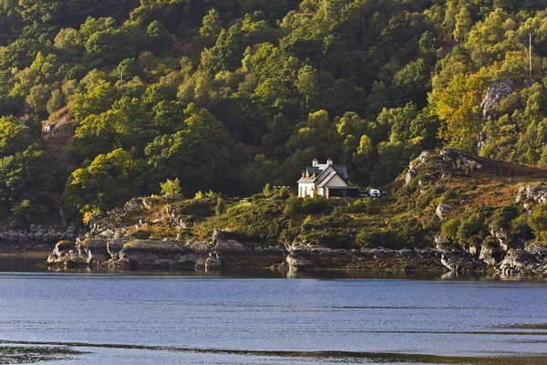 Casa de solteiro na costa escocesa — Fotografia de Stock