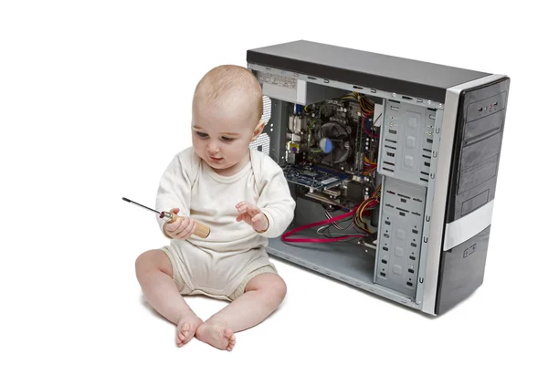 Маленька дитина працює на відкритому комп'ютері — стокове фото