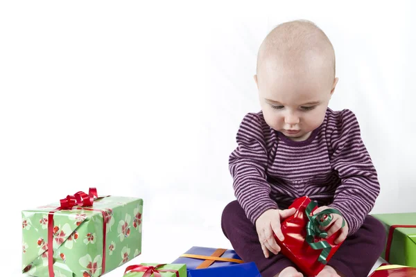 Genç çocuk hediyeleri açma — Stok fotoğraf