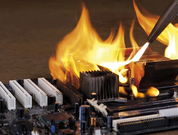 Hořící počítač hlavní deska — Stock fotografie