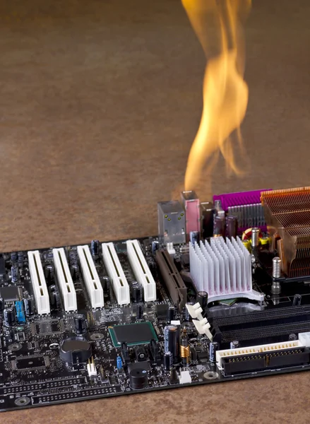 Placa base de la computadora en llamas — Foto de Stock
