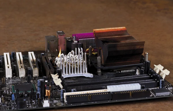 Elemento di raffreddamento fuso sulla scheda principale del computer — Foto Stock