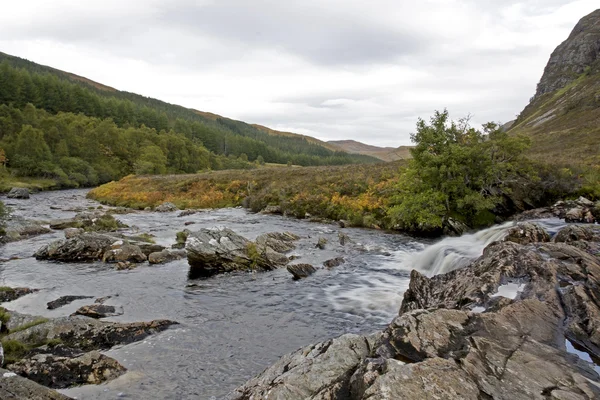 Μικρό ποτάμι στα highlands της Σκωτίας — Φωτογραφία Αρχείου