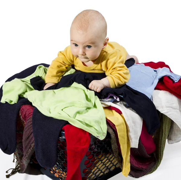 Маленька дитина з пранням — стокове фото