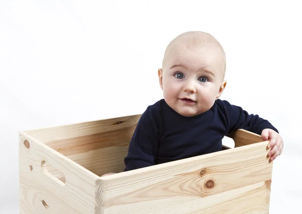 Criança em caixa de madeira — Fotografia de Stock