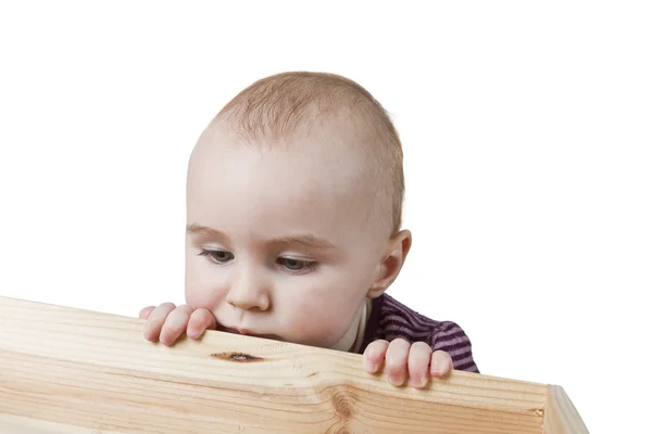 Bebê olhando em caixa de madeira — Fotografia de Stock