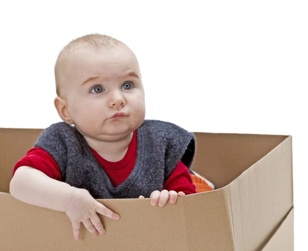 Jeune enfant dans une boîte en carton — Photo