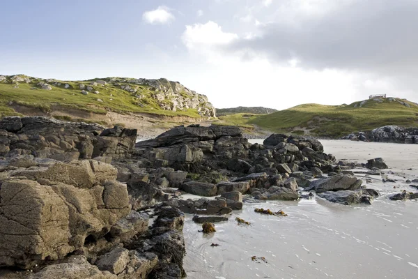 Прибрежный пейзаж на шотландском острове — стоковое фото