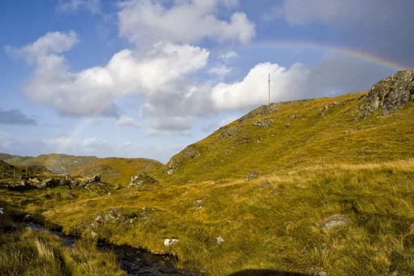 Облачно над шотландским ландшафтом — стоковое фото