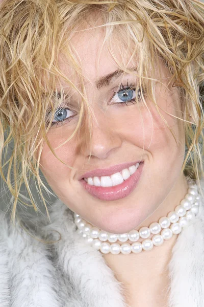 Красива молода жінка у фальшивому хутряному пальто та перли — стокове фото