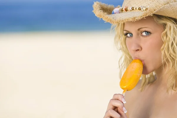 Popsicle en la playa — Foto de Stock