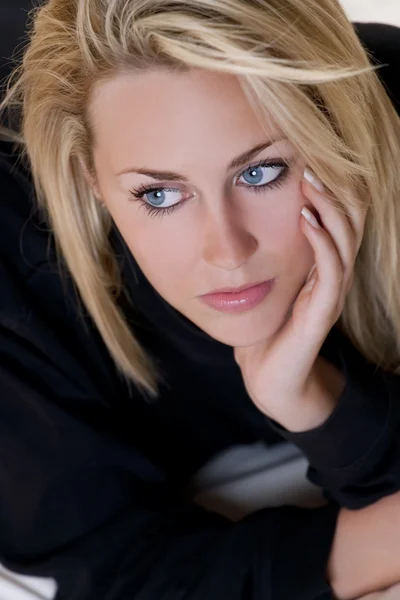 Smutne, ale piękne młode blond kobieta o niebieskich oczach — Zdjęcie stockowe