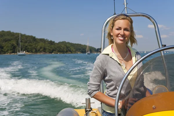 Mooie jonge blonde vrouw rijden een speedboot — Stockfoto