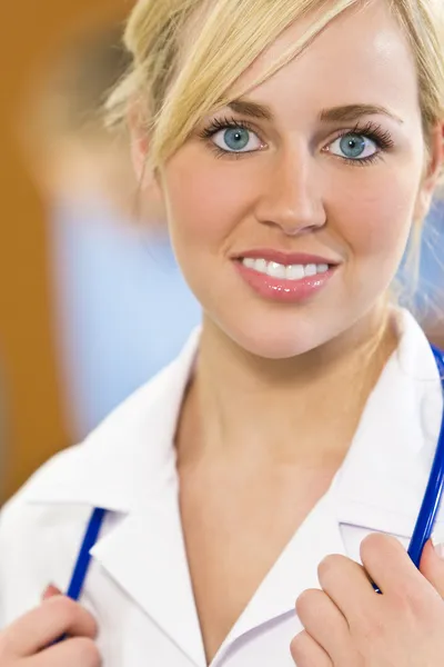 Piękne blond pielęgniarka kobieta o niebieskich oczach — Zdjęcie stockowe