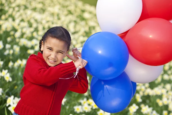 Schönes kleines Mädchen spielt mit Luftballons — Stockfoto