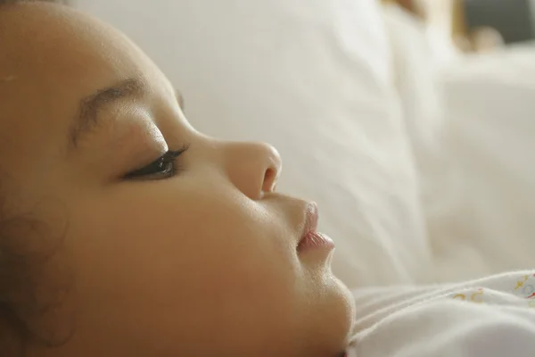 Egy fiatal kevert lány elalszik küszöbén — Stock Fotó