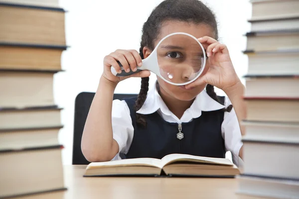 Ganska ung skolflicka läser en bok — Stockfoto