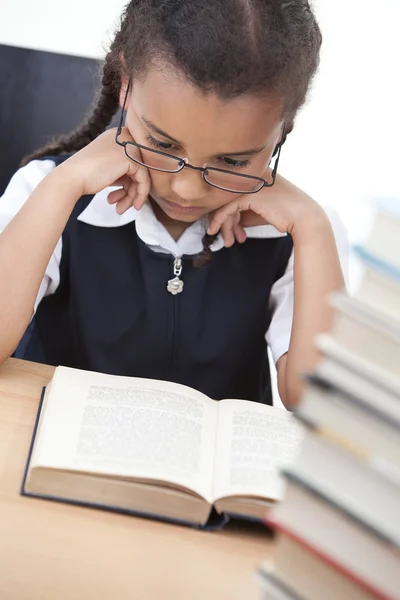 Bella giovane scuola ragazza lettura un libro — Foto Stock