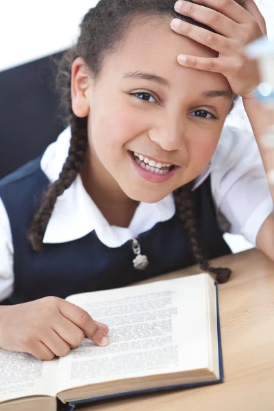 Mooie jonge school meisje het lezen van een boek — Stockfoto