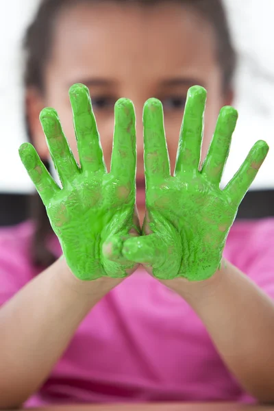 Ребенок с зелеными пальцами — стоковое фото