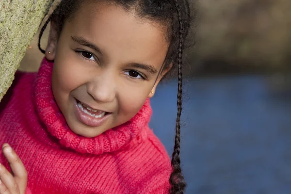 Portret van prachtige gemengd ras Afro-Amerikaanse meisje sm — Stockfoto