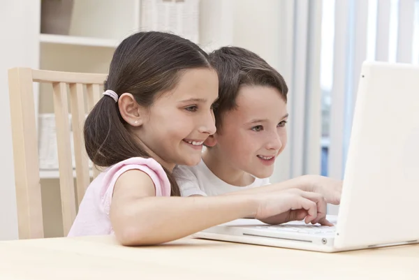 Chlapec & dívka děti používat přenosný počítač v domácnosti — Stock fotografie