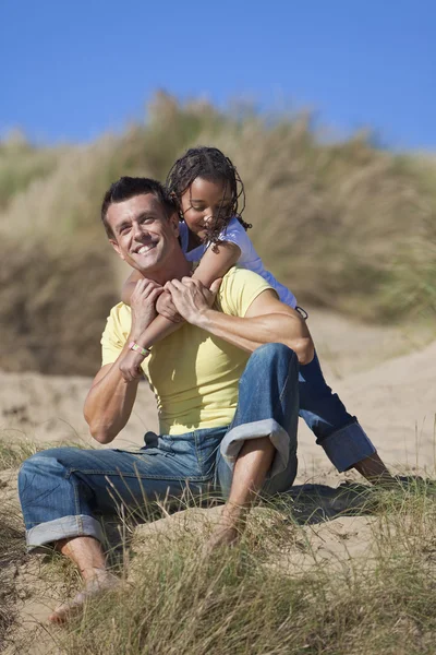 Man & meisje, gelukkig vader en dochter spelen op strand — Stockfoto