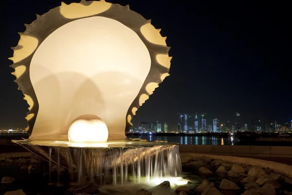 珍珠 & 晚上牡蛎对滨海路，多哈，卡塔尔的喷泉 — 图库照片