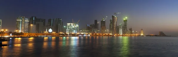 Doha-Skyline bei Sonnenaufgang, Katar Dezember 2008 — Stockfoto