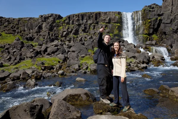 Romantický pár s vodopádem — Stock fotografie