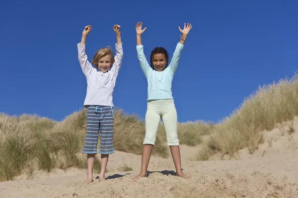 Счастливые дети, мальчик и девочка, играющие на пляже — стоковое фото