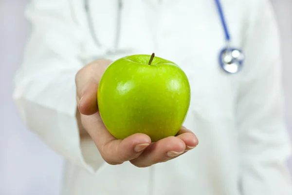 Yeşil elma tutan doktor — Stok fotoğraf