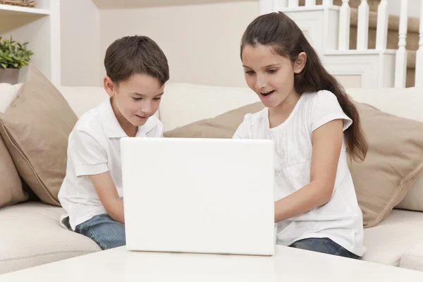 男孩 & 女孩儿童在家使用便携式计算机 — 图库照片