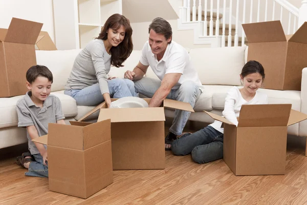 Família desempacotando caixas casa móvel — Fotografia de Stock