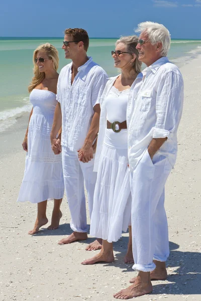 Dos generaciones de parejas de la familia sosteniendo las manos en la playa tropical — Foto de Stock