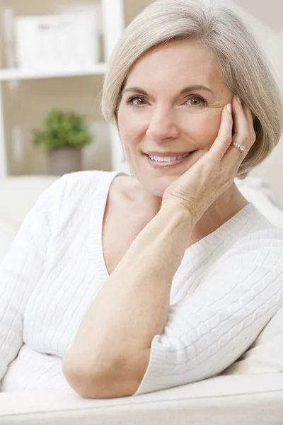 Портрет счастливой улыбающейся привлекательной пожилой женщины — стоковое фото