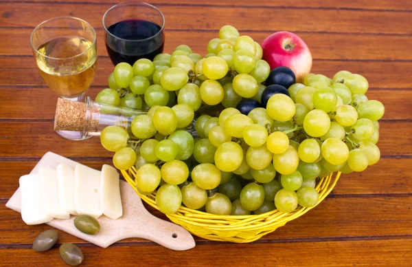 Mahlzeit - Trauben, Käse und Oliven — Stockfoto