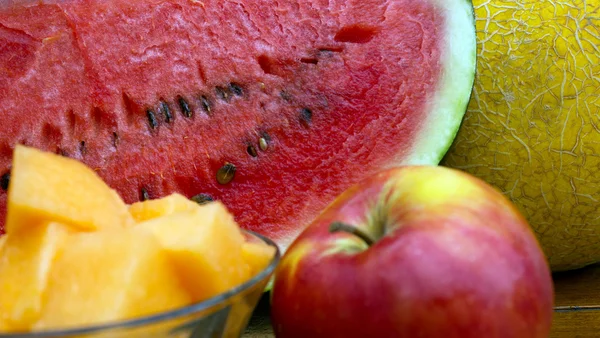 Cantaloupemelon, vattenmelon och äpple — Stockfoto