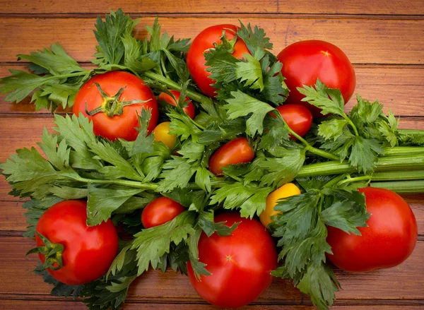 Świeże pomidory na stole — Zdjęcie stockowe