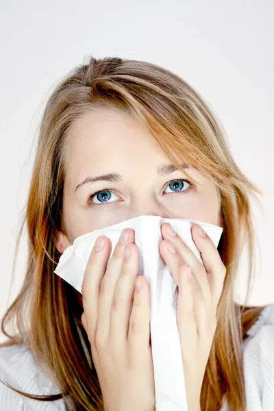 Mujer adolescente con alergia o resfriado —  Fotos de Stock